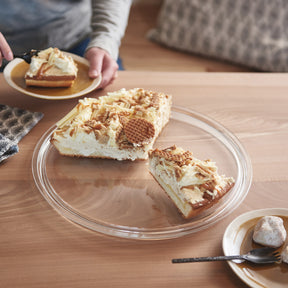 Tortenplatte CIAO mit Kuchenstücken auf gedecktem Tisch