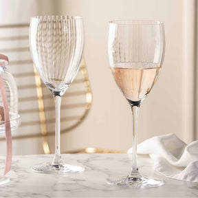 Rieslingglas POESIA 350 ml, eines gefüllt mit Rosé, auf Marmortisch