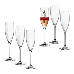 Sektglas POESIA 250 ml 6er-Set, eines gefüllt mit rotem Getränk und Pflanze