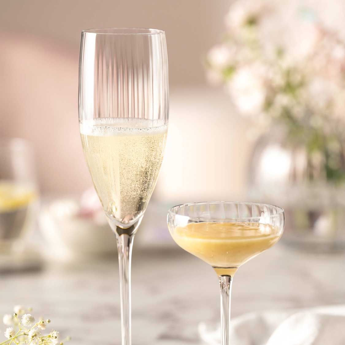 Sektglas POESIA gefüllt mit Sekt neben Cocktailglas auf dekoriertem Tisch