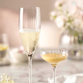 Sektglas POESIA gefüllt mit Sekt neben Cocktailglas auf dekoriertem Tisch