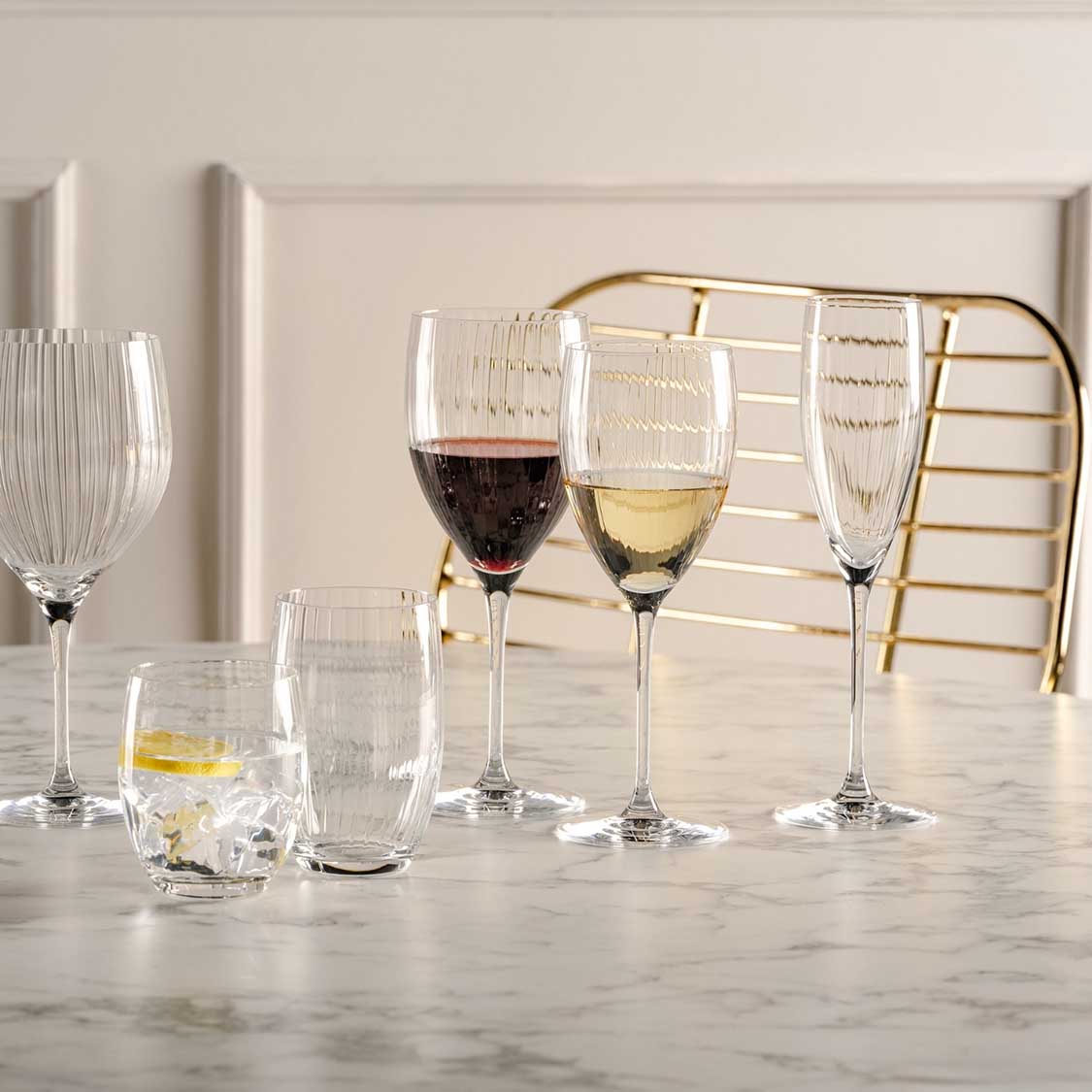 Sektglas POESIA 250 ml 6er-Set mit verschiedenen Getränken auf Marmortisch