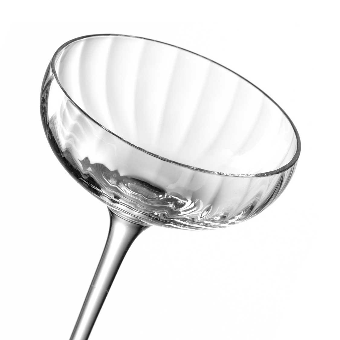 Likörschale POESIA aus klarem Glas, geneigt angeordnet, mit geripptem Muster