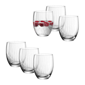 Trinkglas POESIA 380 ml 6er-Set, eines mit Wasser und roten Beeren gefüllt