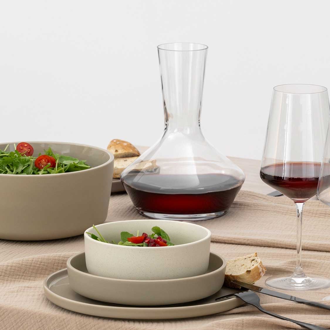 Dekanter PUCCINI auf gedecktem Tisch mit Wein, Gläsern und Salat