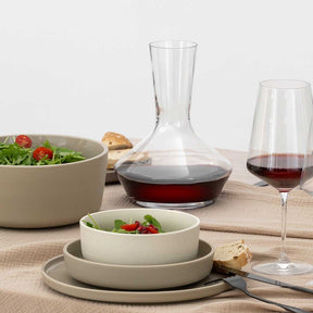 Dekanter PUCCINI auf gedecktem Tisch mit Wein, Gläsern und Salat