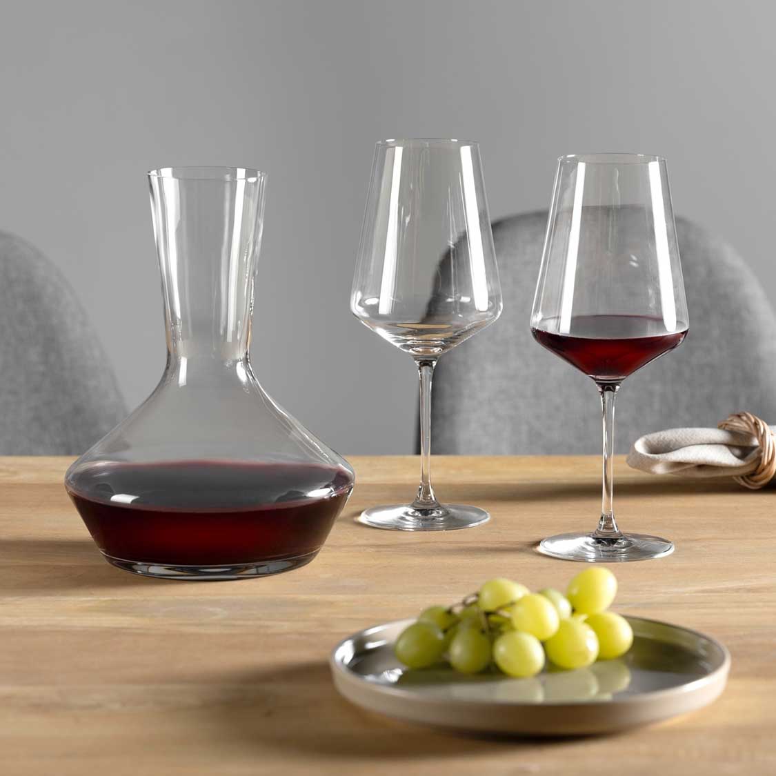 Weinset XL PUCCINI mit Dekanter, zwei Weingläsern, grünen Trauben und Holztisch