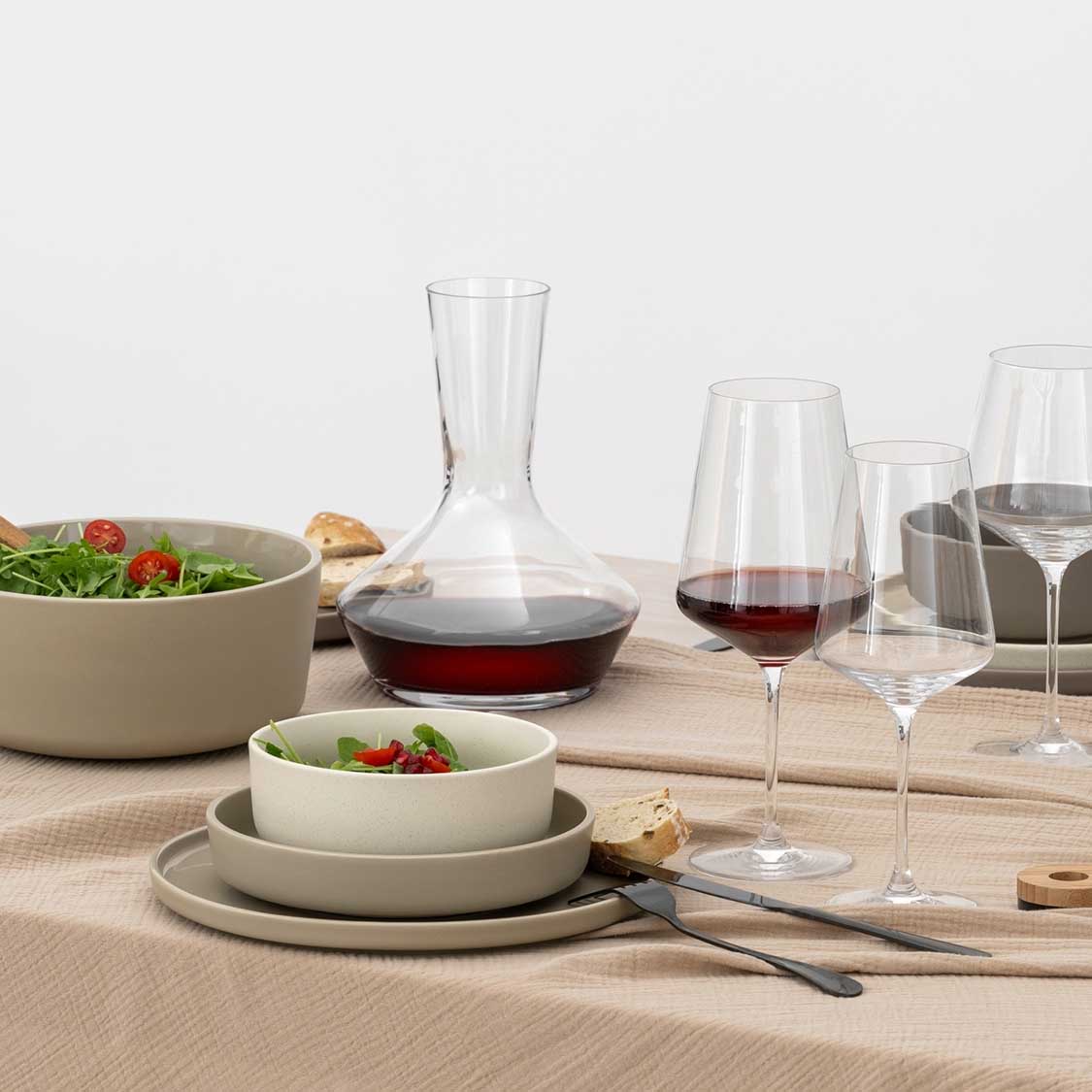 Weinset XL PUCCINI auf gedecktem Tisch mit Speisen