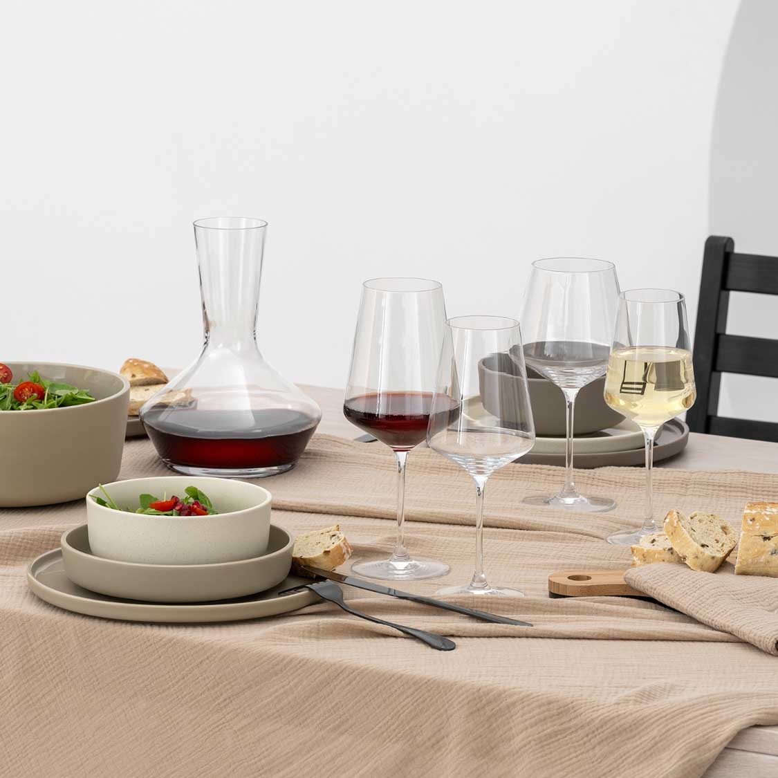 Gedeckter Tisch mit Rieslinggläsern PUCCINI, Tellern, Besteck und Speisen