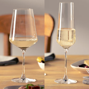 PUCCINI Sektglas und Weißweinglas mit Getränken auf gedecktem Tisch