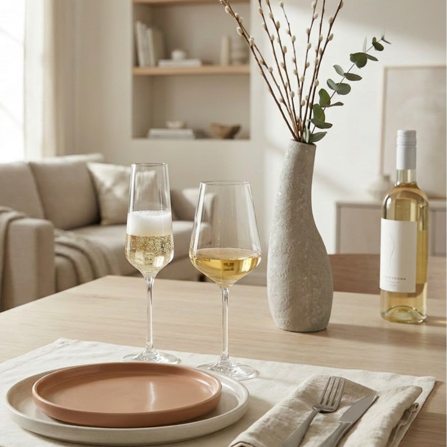 PUCCINI Sektglas und Weißweinglas auf gedecktem Tisch mit Weinflasche