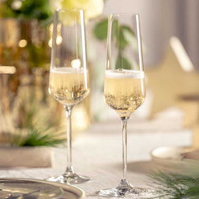 Zwei Sektgläser PUCCINI mit Champagner auf gedecktem Tisch