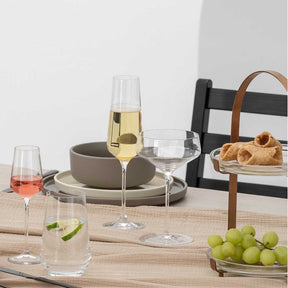 Sektglas PUCCINI in Gedecke mit Weißwein, Wasser und Trauben