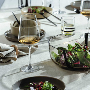 Weißweinglas PUCCINI auf gedecktem Tisch mit Salat und Besteck