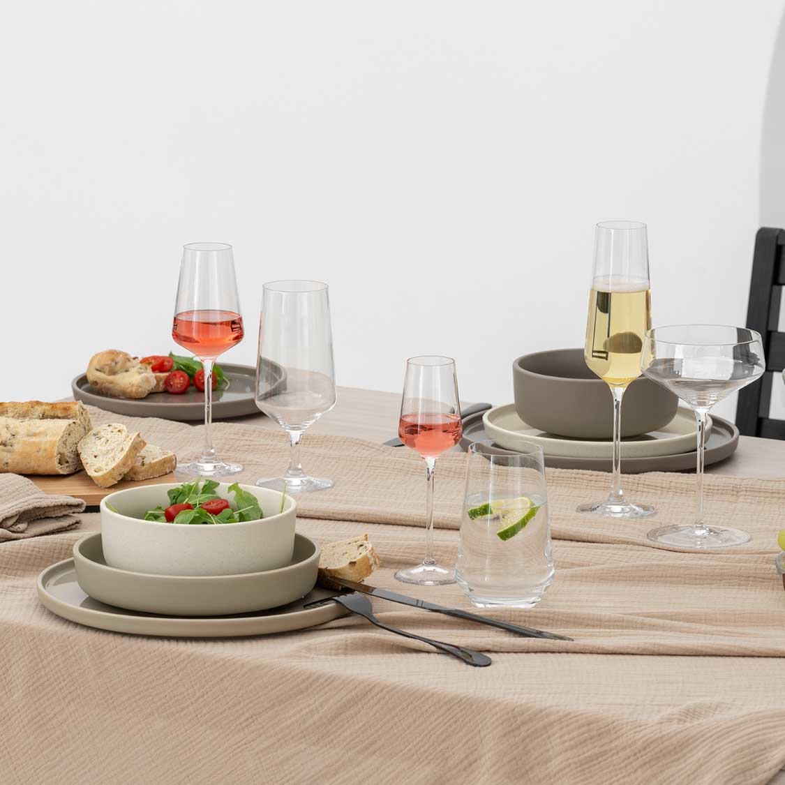 Gedeckter Tisch mit Digestifgläsern PUCCINI gefüllt mit Wein und Wasser