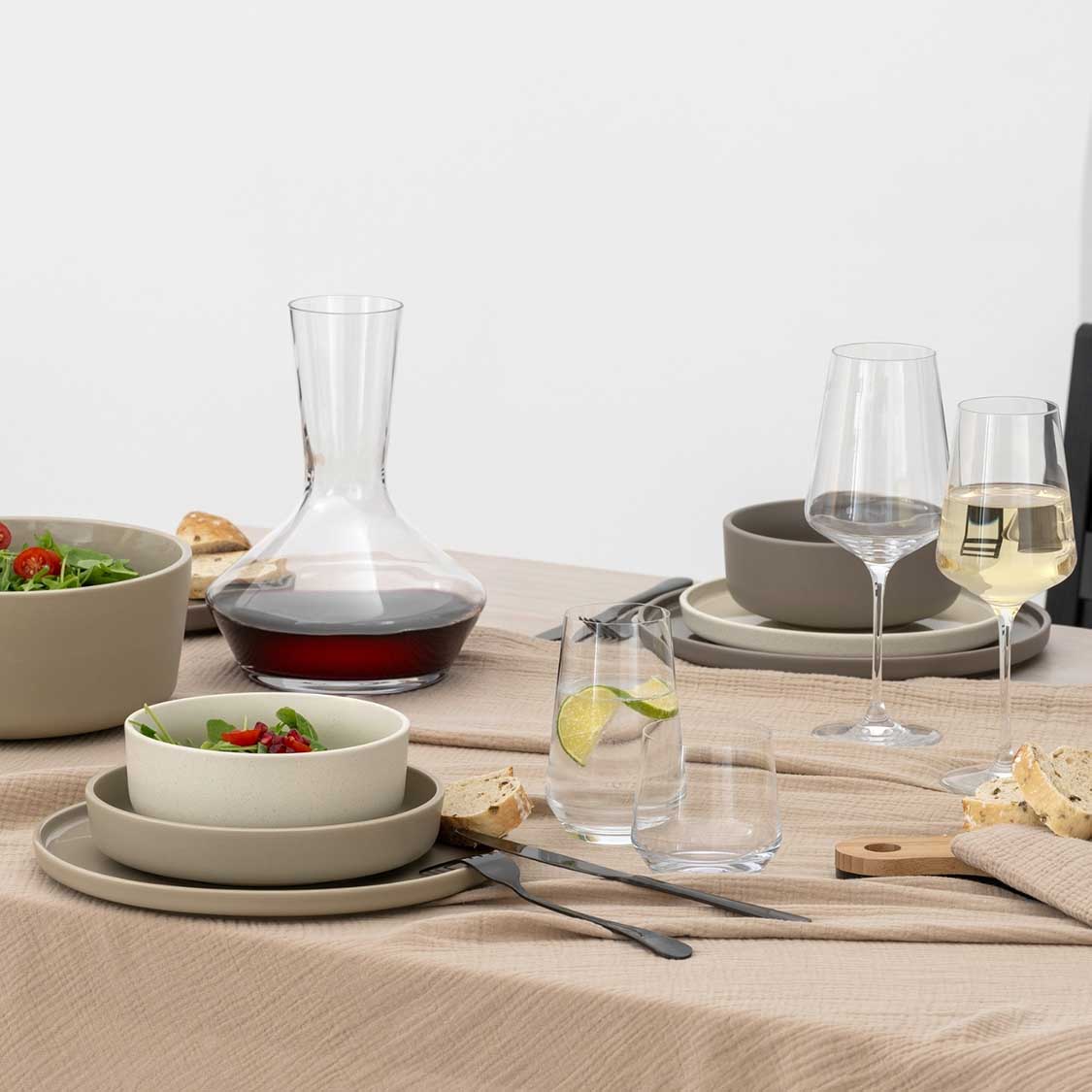 Gedeckter Tisch mit Trinkgläsern PUCCINI, Tellern und Weingläsern