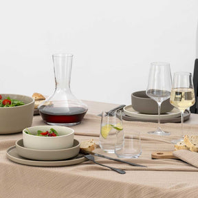 Gedeckter Tisch mit Trinkgläsern PUCCINI, Tellern und Weingläsern
