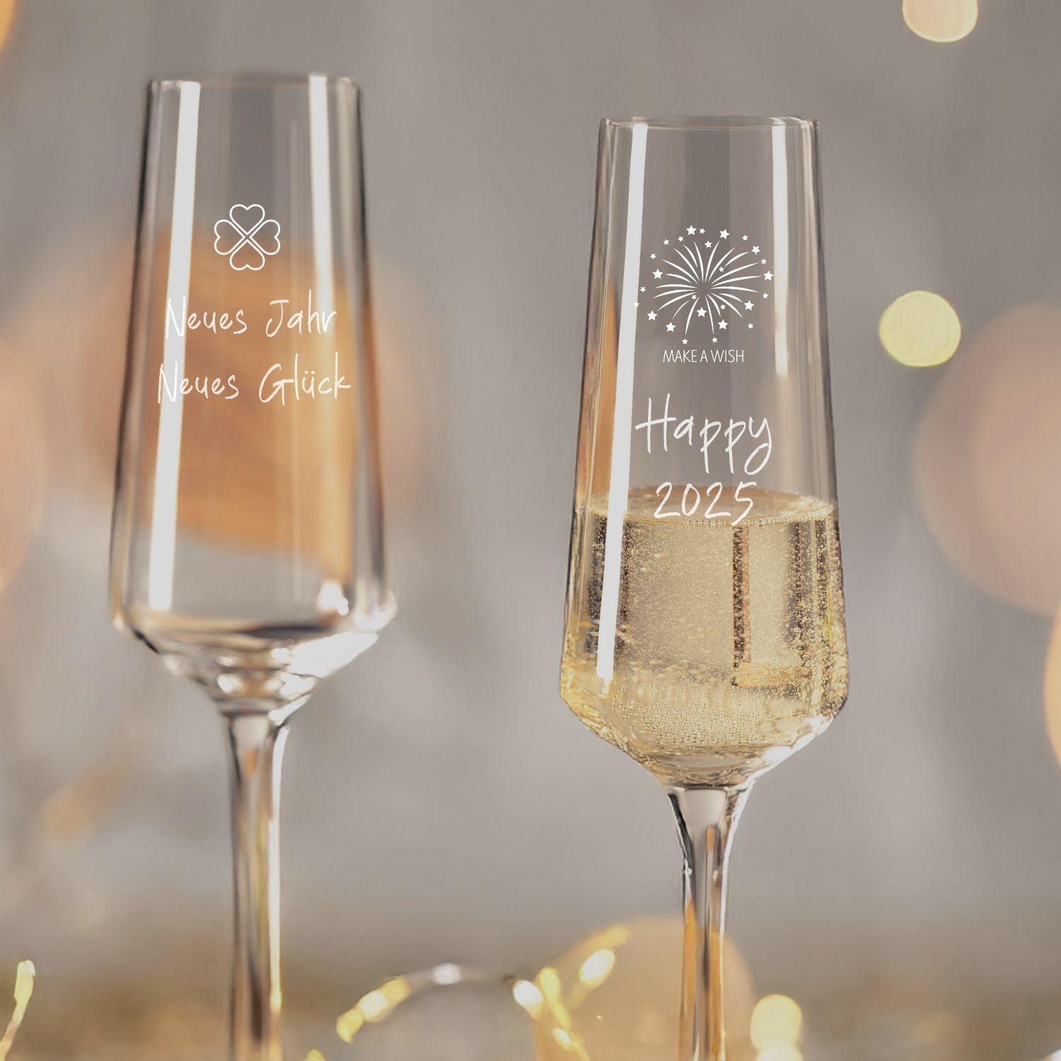 Zwei Sektgläser PUCCINI mit Gravuren, eines gefüllt mit Sekt, festliches Ambiente