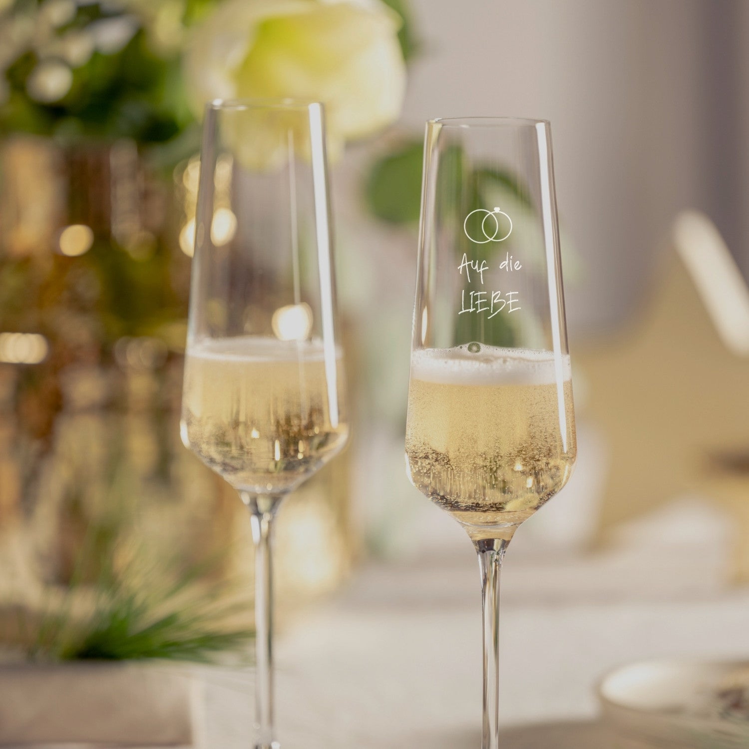Sektglas PUCCINI mit Gravur auf festlich gedecktem Tisch, gefüllt mit Sekt