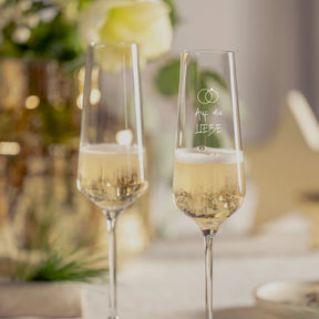 Sektglas PUCCINI mit Gravur auf festlich gedecktem Tisch, gefüllt mit Sekt