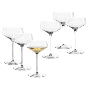 Champagnerschale PUCCINI 350 ml 6er-Set, eine mit Weißwein gefüllt, Anordnung vor weißem Hintergrund