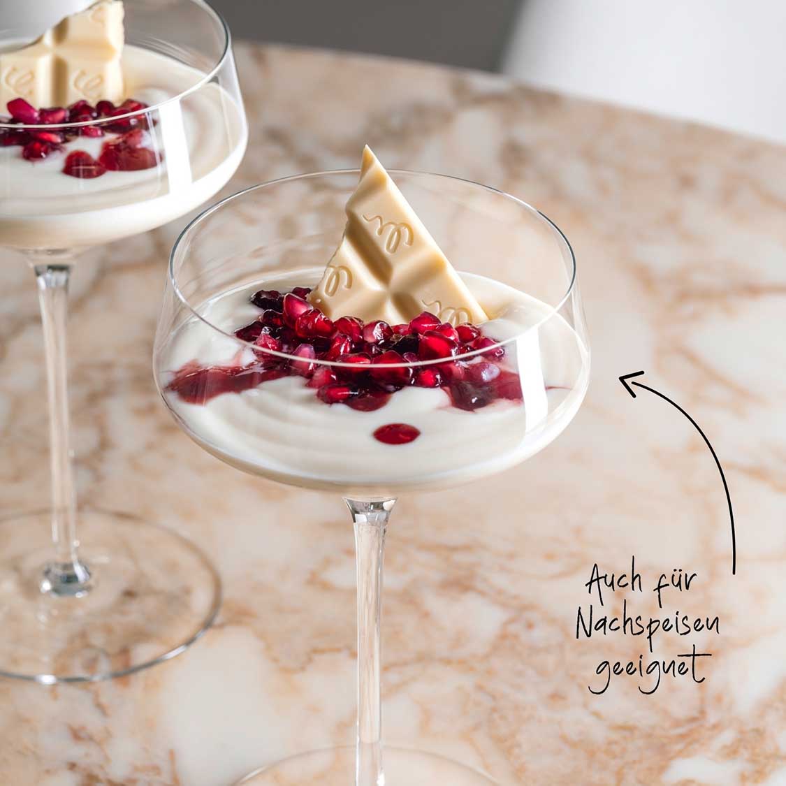 Champagnerschale PUCCINI mit Dessert und roten Beeren gefüllt, auf Marmortisch arrangiert