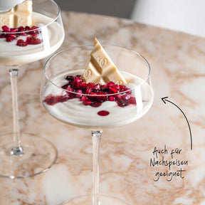 Champagnerschale PUCCINI mit Dessert und roten Beeren gefüllt, auf Marmortisch arrangiert