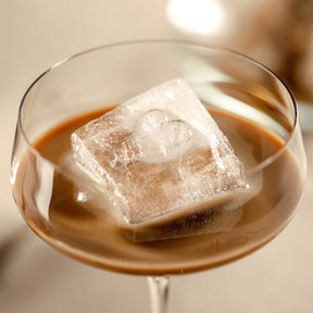 Champagnerschale PUCCINI mit Eiswürfeln und brauner Flüssigkeit gefüllt