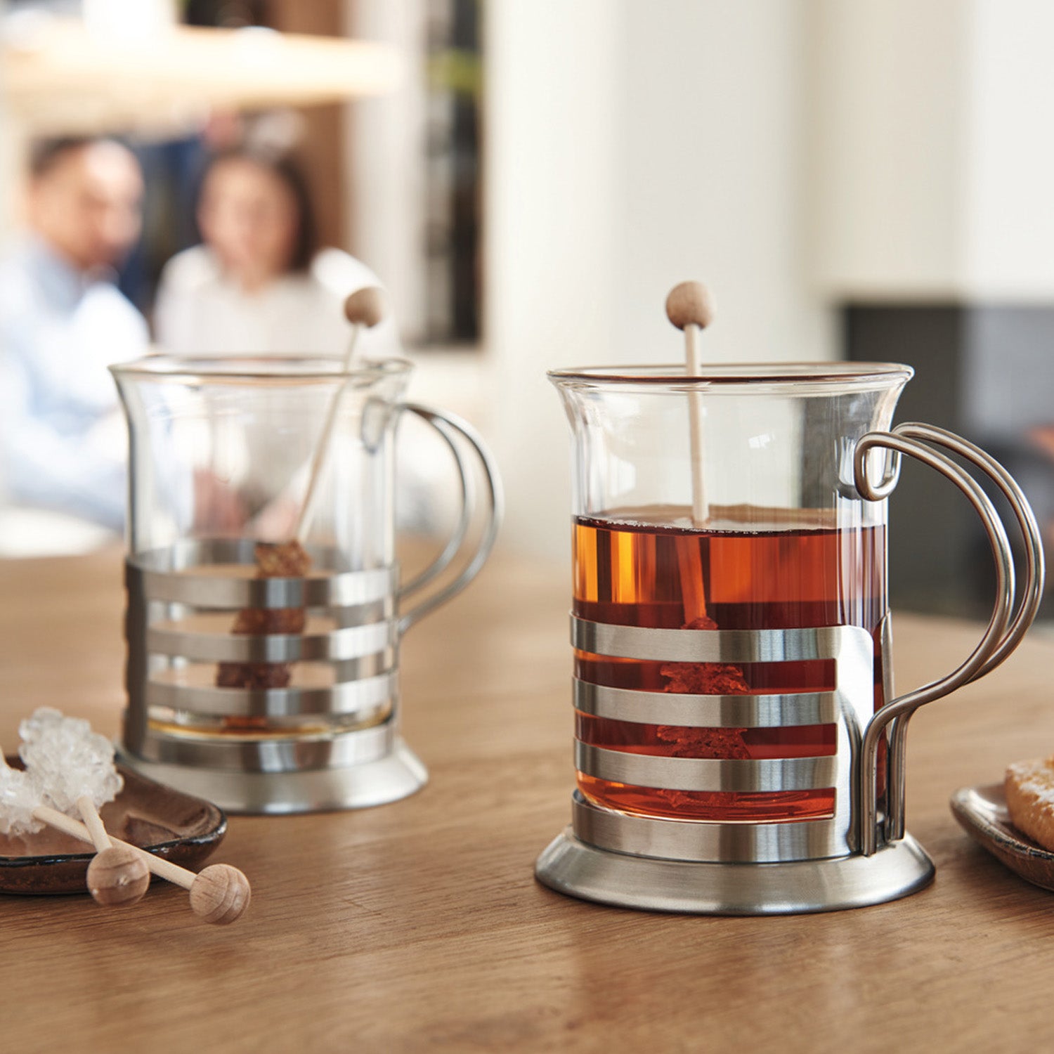 Teegläser BALANCE 220 ml 2er-Set auf Holztisch in Wohnraumsituation