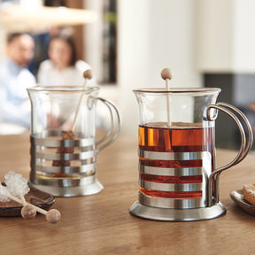 Teegläser BALANCE 220 ml 2er-Set auf Holztisch in Wohnraumsituation