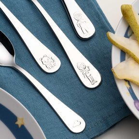 Kinderbesteck BAMBINI AVVENTURA silber mit Tiermotiv-Gravuren auf blauem Tuch