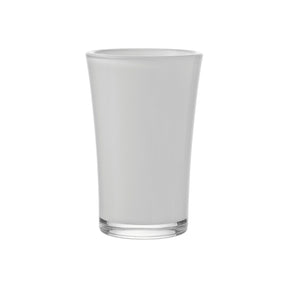 Weiße Vase BLOOM aus Glas vor neutralem Hintergrund