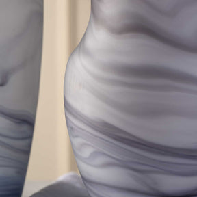 Vase POESIA mit Marmoroptik, Detailaufnahme der Oberfläche und Wölbung