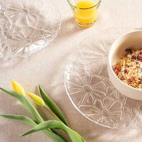 Teller GIORNO mit Blumenmuster, gedeckter Frühstückstisch mit Müsli, Saft und Blumen