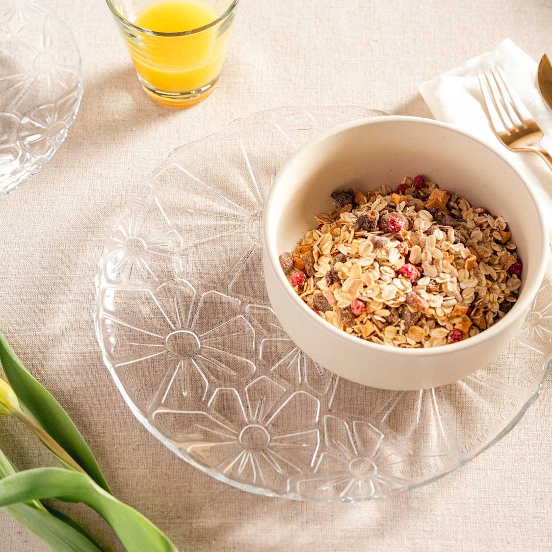 Teller GIORNO mit Müsli, gedeckter Frühstückstisch