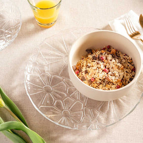 Teller GIORNO mit Müsli, gedeckter Frühstückstisch
