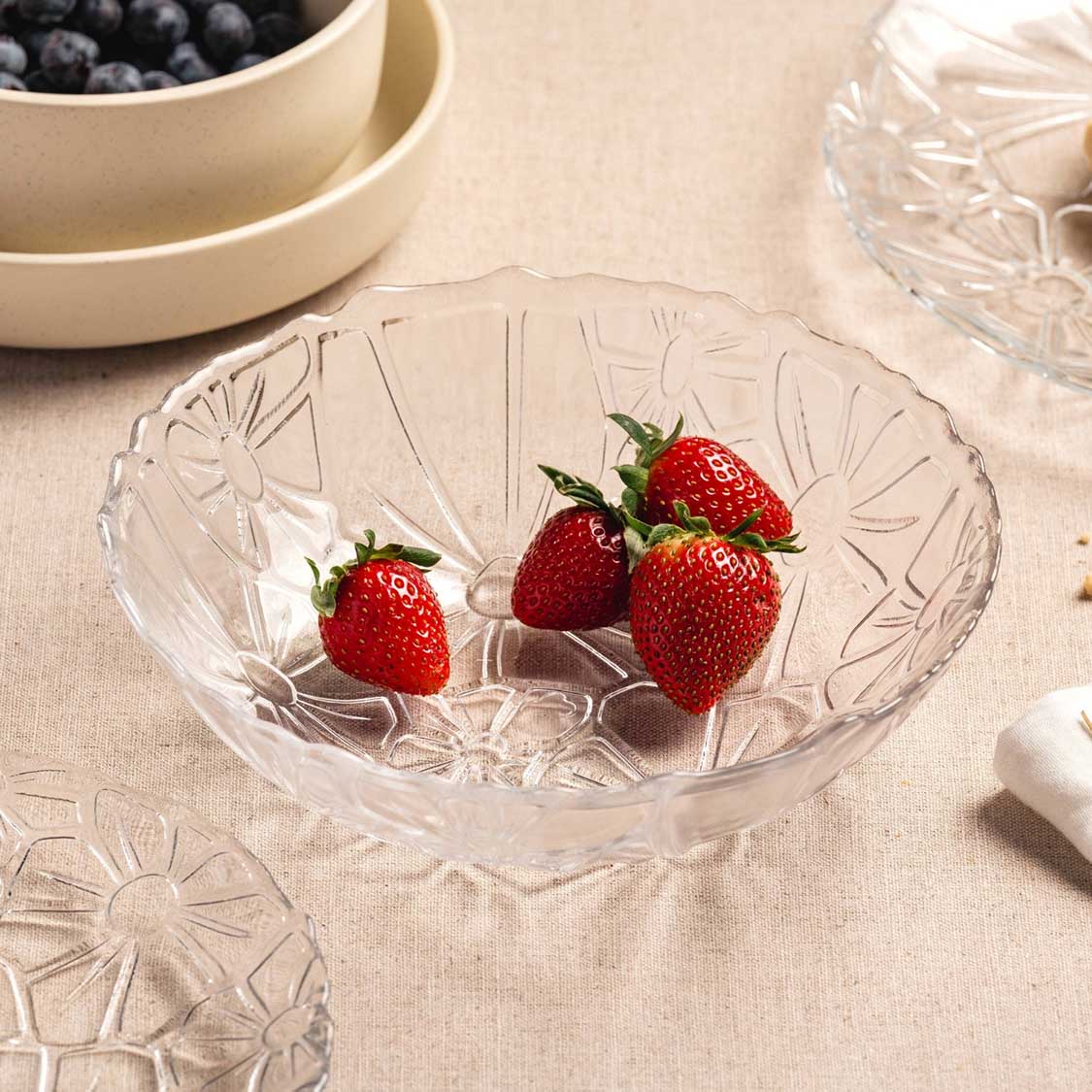 Schale GIORNO mit Erdbeeren auf gedecktem Tisch neben Beerennapf