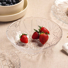 Schale GIORNO mit Erdbeeren auf gedecktem Tisch neben Beerennapf