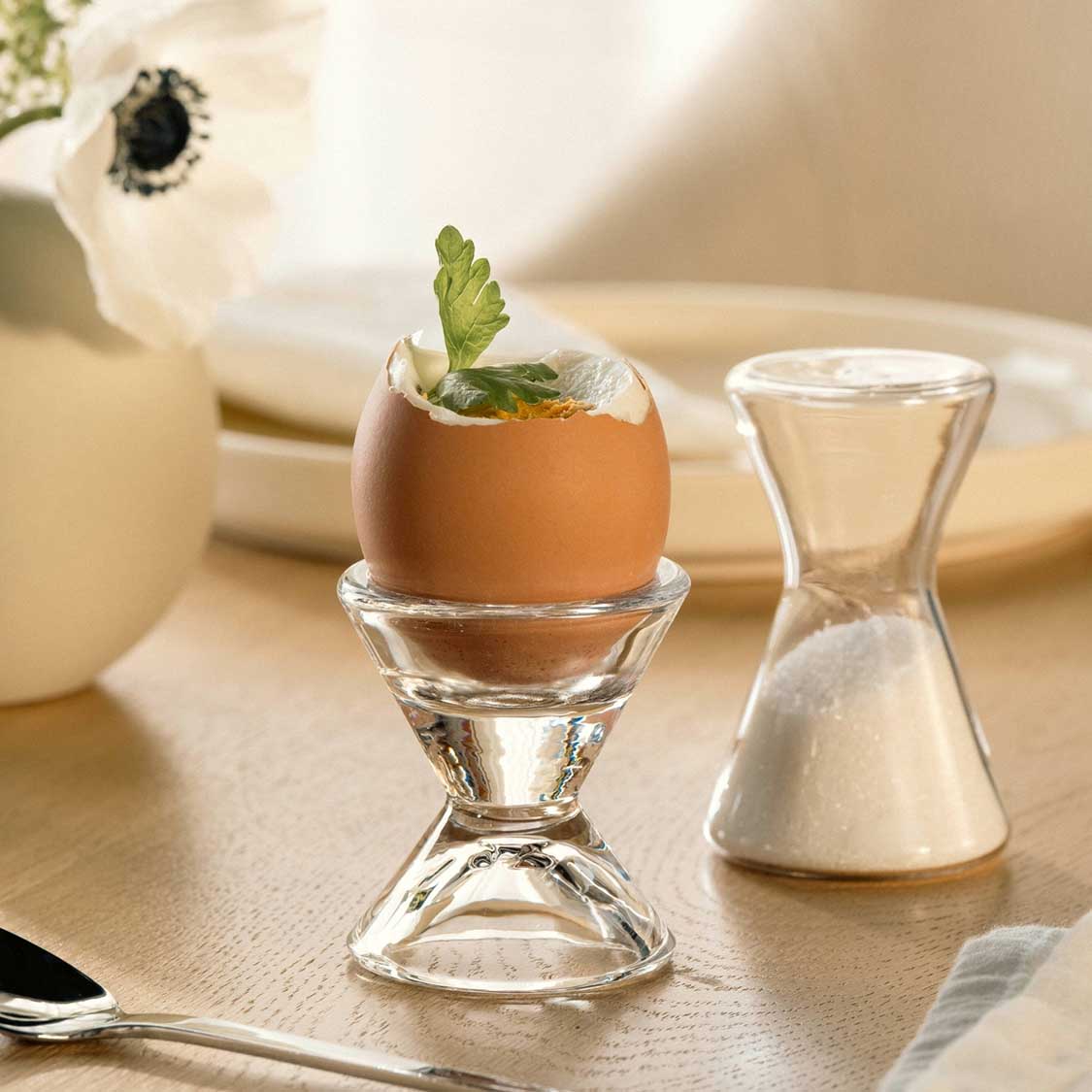 Salz & Pfefferstreuer GIORNO auf Tisch mit Eierschale und Minze