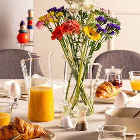 Salz & Pfefferstreuer GIORNO auf gedecktem Frühstückstisch mit Blumenstrauß