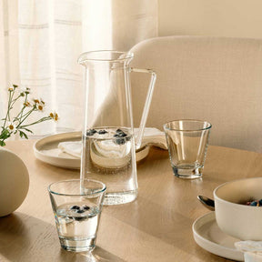 Krug GIORNO auf gedecktem Tisch mit Gläsern und Blumenvase