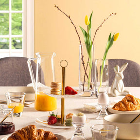 Krug GIORNO auf gedecktem Frühstückstisch mit Blumen und Gebäck