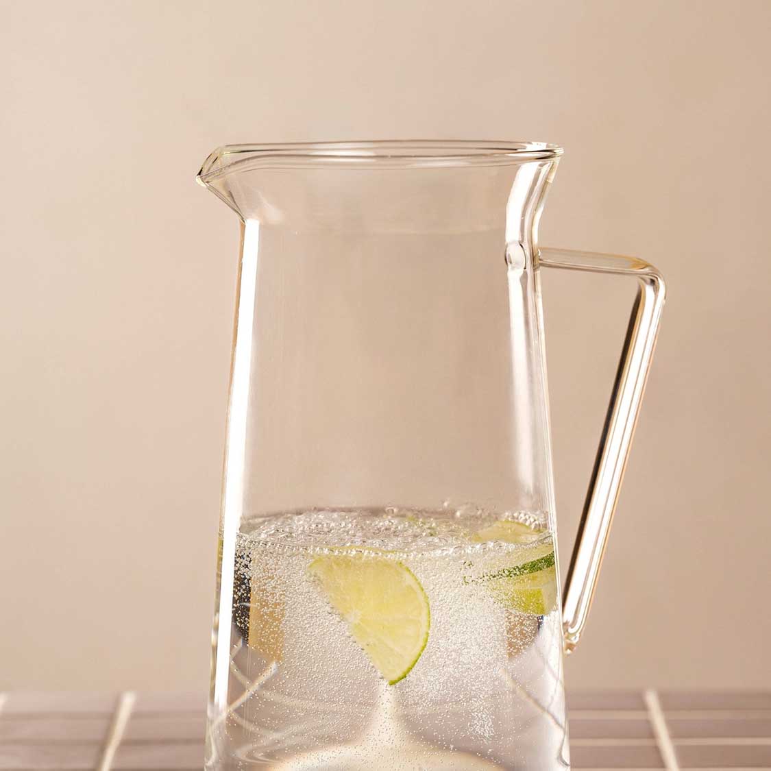 Krug GIORNO mit Zitronenscheibe und Eiswürfeln in Wasser gefüllt