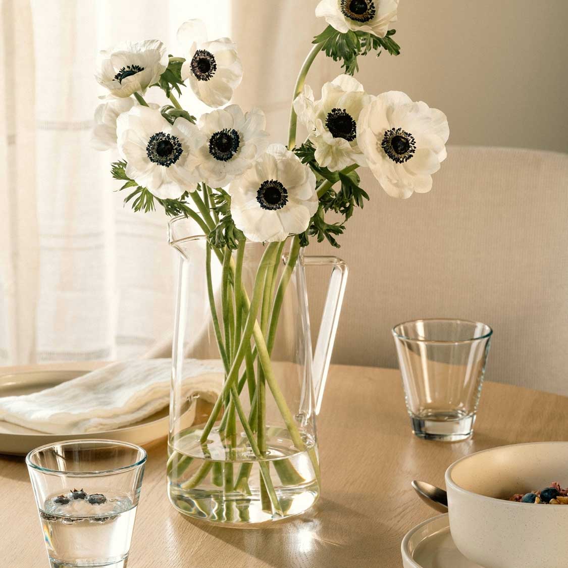 Krug GIORNO mit weißen Anemonen auf gedecktem Tisch
