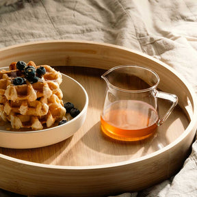 Kännchen GIORNO auf Tablett mit Waffeln und Beeren