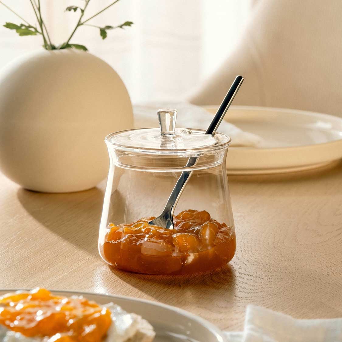 Dose GIORNO mit Marmelade und Löffel auf gedecktem Tisch