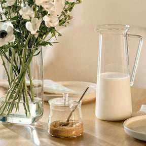 Dose GIORNO auf gedecktem Tisch mit Blumenvase und Milchkrug