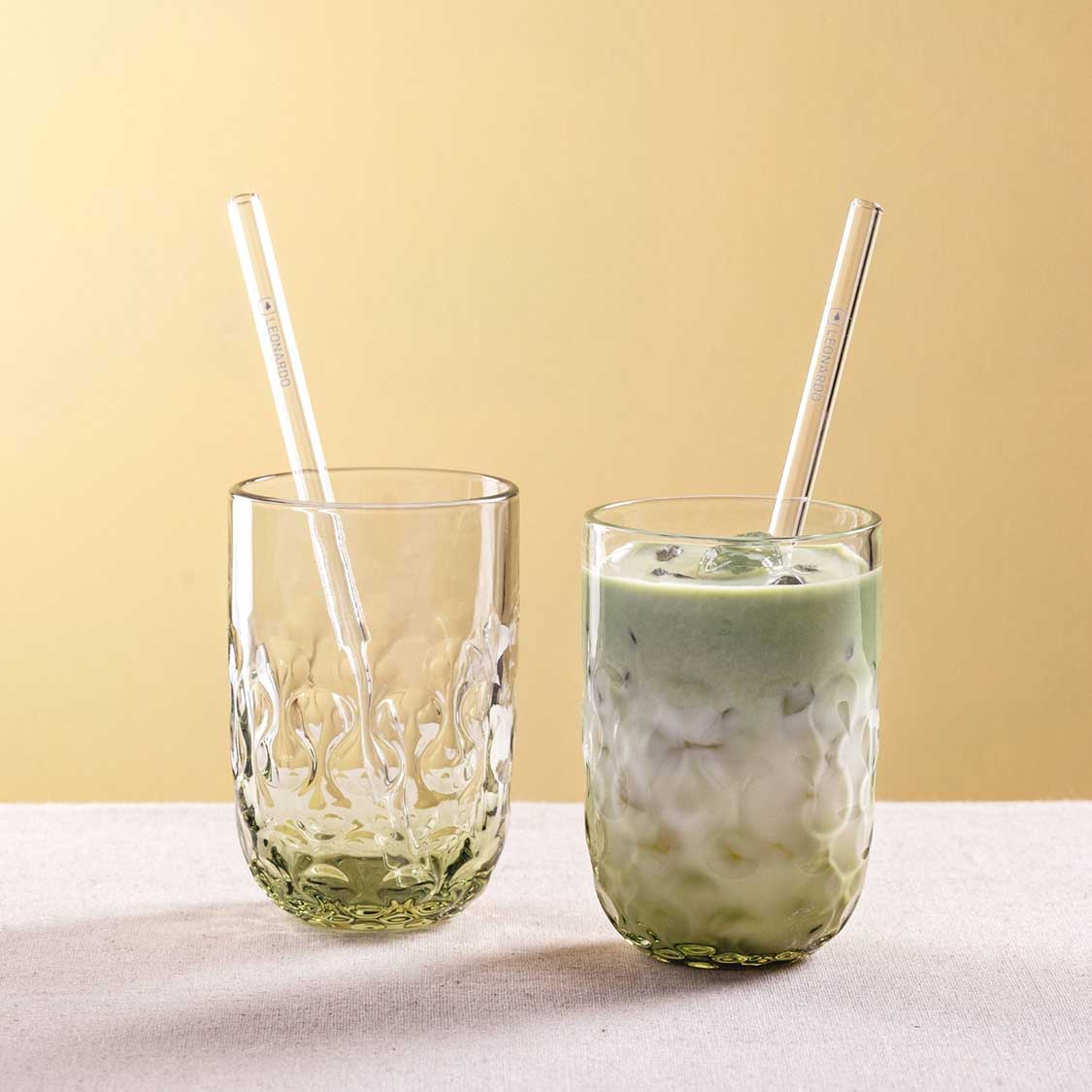 Zwei grüne Matcha Latte Gläser GOCCE mit Glastrinkhalmen, eines leer und eines gefüllt