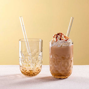 Caramel Macchiato Gläser GOCCE mit Glastrinkhalmen, eins leer, eins mit Getränk und Sahne