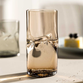 Trinkglas VESUVIO mit Wasser und Eiswürfeln auf Arbeitsplatte